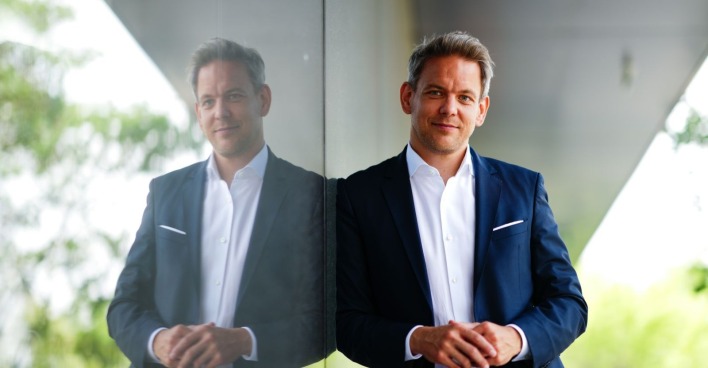 Moderator Martin Thür in einem Anzug