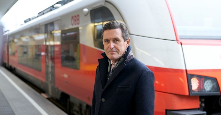 Peter Hanke, Wiens Wirtschafts- und Öffi-Stadtrat vor ÖBB-Zug
