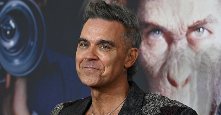 Robbie Williams lächelt