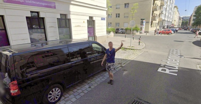 Mittelfinger auf Google Streetview