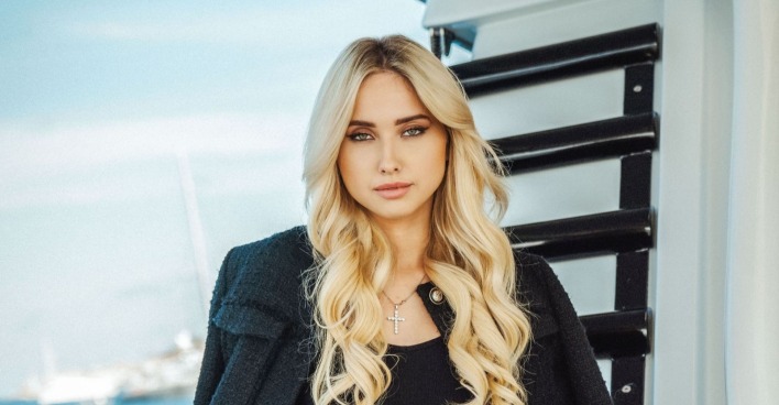 Shania Geiss auf einer Jacht