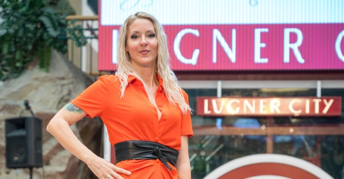 Simone Lugner posiert