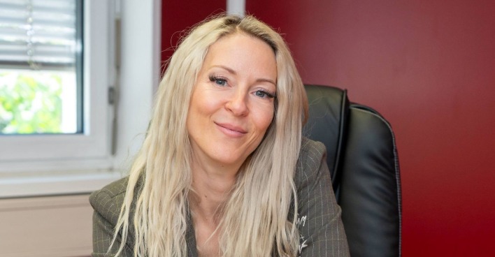 Simone Lugner am Schreibtisch