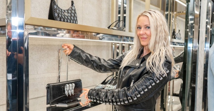 Simone Lugner mit schwarzer Lederjacke