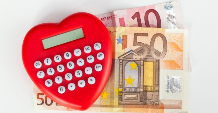 Herzförmiger Taschenrechner, darunter 50- und 10-Euro-Schein