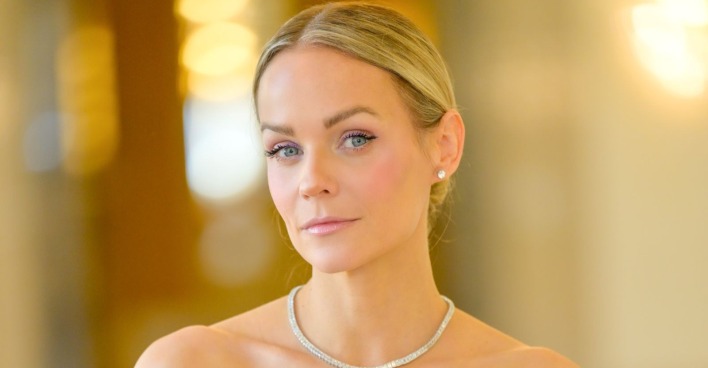 Mirjam Weichselbraun in ihrem Kleid