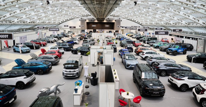Das Linzer Design Center mit zahlreichen Autos beim Autofrühling