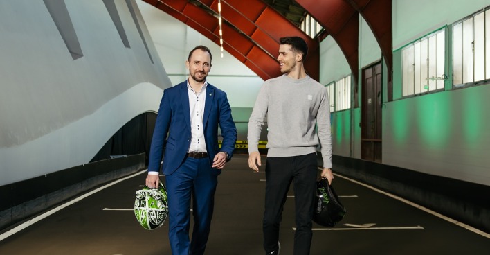 VKB-Generaldirektor Markus Auer mit DTM-Pilot Thomas Preining