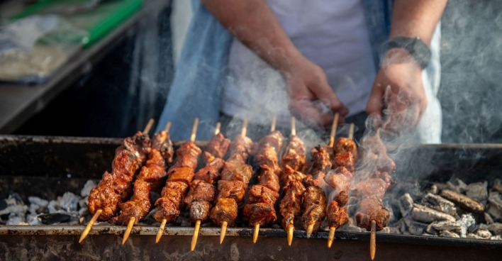 Fleischspieße am Grill
