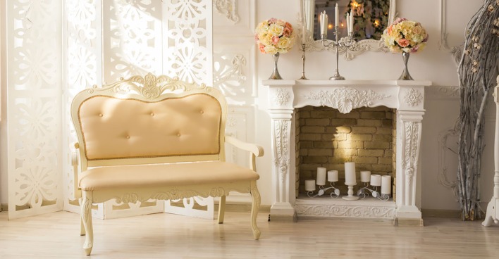 Weißes Regencycore-Sofa vor einem Kamin | Credit: iStock.com/satura86