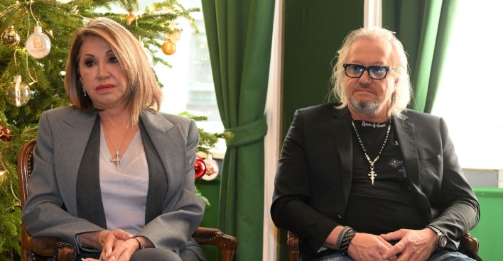 Carmen und Robert Geiss sitzen