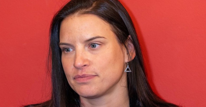 Conny Kreuter mit ernstem Gesichtsausdruck