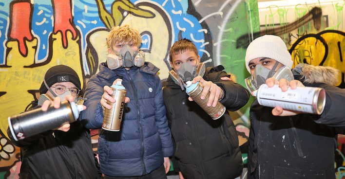 Schüler mit Spraydosen in der Rathausunterführung in Salzburg.