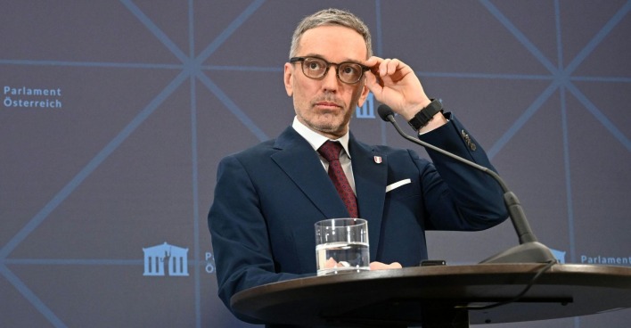 Herbert Kickl vor dem Mikrophon