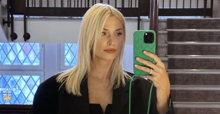 Lena Gercke vor einem Spiegel