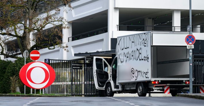 Der Lkw vor dem ORF-Zentrum am Küniglberg