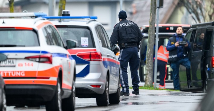 Polizeigroßeinsatz am Küniglberg nach einer Bombendrohung gegen das ORF-Zentrum.