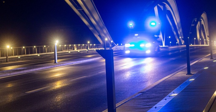Polizei im nächtlichen Einsatz.
