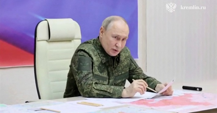 In diesem Schnappschuss aus einem vom Kreml am 12. März 2025 veröffentlichten Filmmaterial besucht der russische Präsident Wladimir Putin inmitten des anhaltenden russisch-ukrainischen Konflikts einen Kommandopunkt der Kursk-Truppengruppe, die an der Gegenoffensive in der Region Kursk beteiligt ist.