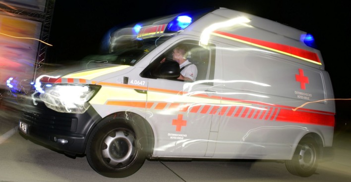 Rettungswagen fährt schnell im Dunkeln