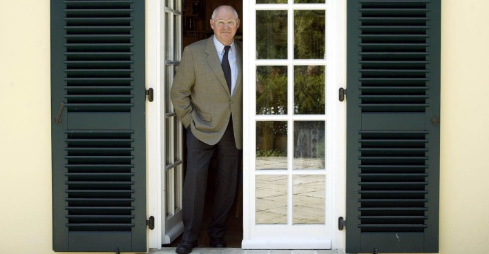 Rolf Schimpf schaut aus einem Fenster.