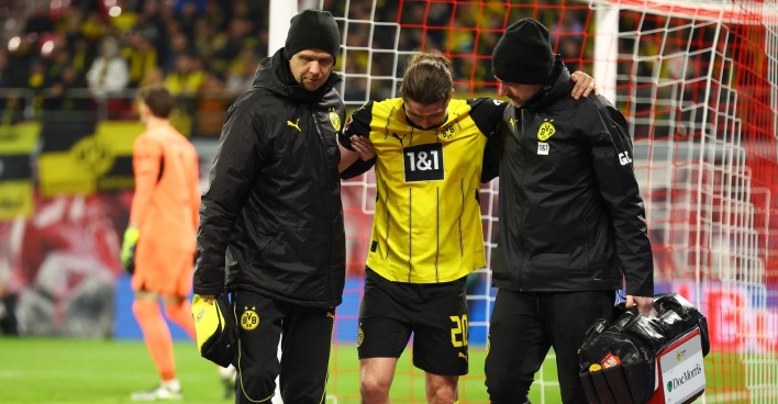 Borussia Dortmunds Marcel Sabitzer wird nach seiner Verletzung von den Betreuern vom Platz begleitet.