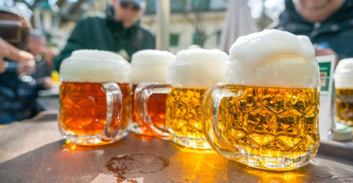 Neben der knusprigen Stelze ist das Schweizerhaus vor allem für sein süffiges Budweiser-Bier bekannt.
