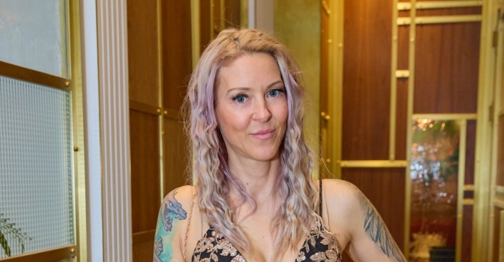 Simone Lugner mit ernstem Gesichtsausdruck