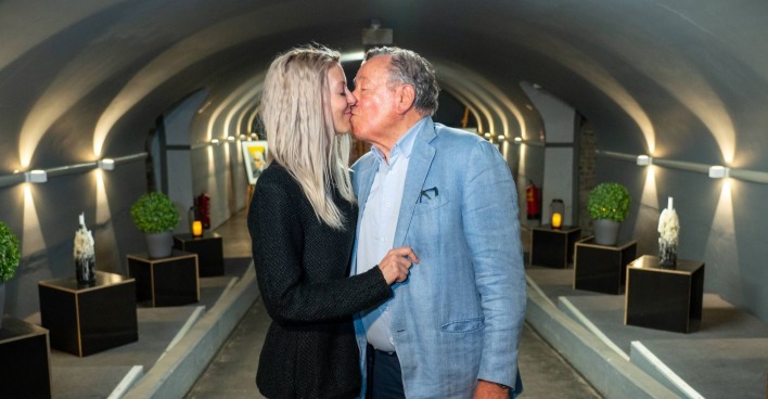 Simone und Richard Lugner küssen sich.