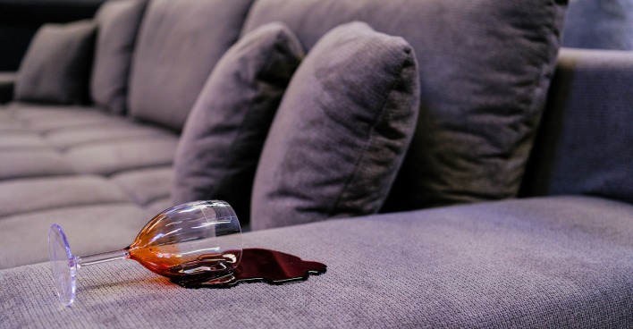 Sofa mit einem Rotweinfleck | Credit: iStock.com/Oleh Makarov