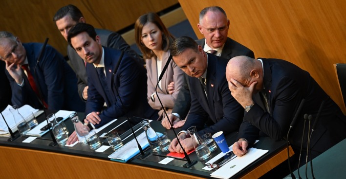 (v.l.) Finanzminister Markus Marterbauer (SPÖ), Umweltminister Peter Hanke (SPÖ), Bildungsminister Christoph Wiederkehr (NEOS), Innenminister Gerhard Karner (ÖVP) , Vizekanzler Andreas Babler (SPÖ) und Bundeskanzler Christian Stocker (ÖVP) auf der Regierungsbank am Freitag, 7. März 2025, anl. einer Sondersitzung des Nationalrats mit Regierungserklärung im Parlament in Wien