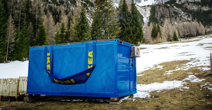blauer Containter im Taschendesign auf einer winterlichen Bergwiese
