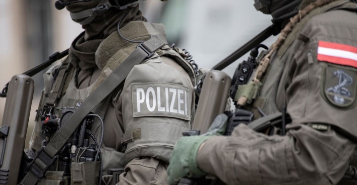 Cobra Beamte in grüner Spezialuniform.