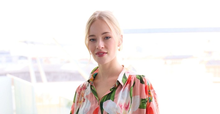 Valerie Huber in einer Bluse
