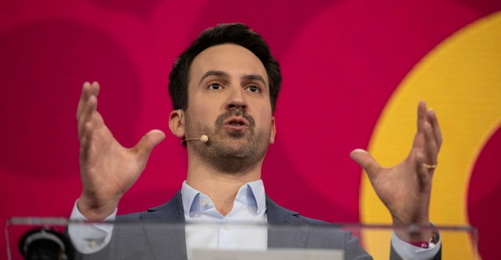 Der eigentlich zum Spitzenkandidaten  der NEOS gewählte Wiederkehr legt seine Kandidatur zurück.