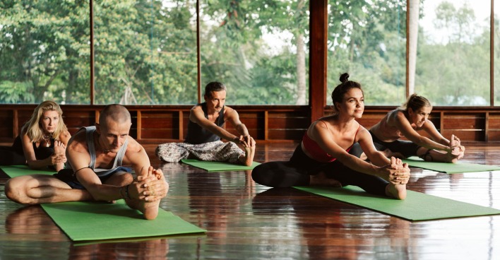 Gruppe macht Yoga | Credit: iStock.com/takoburito