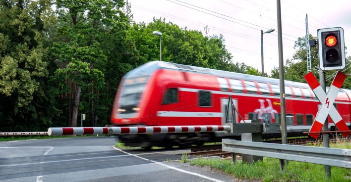 Zug am Bahnübergang