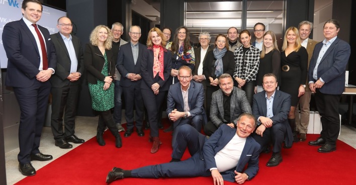 Gruppenbild auf rotem Teppich