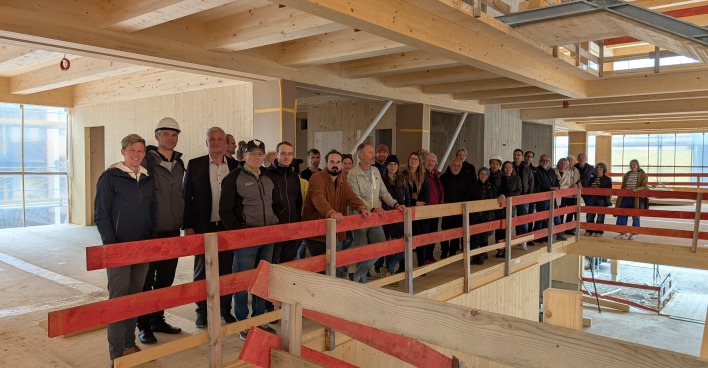 Fachpublikum besucht Baustelle der Volksschule Wattens.