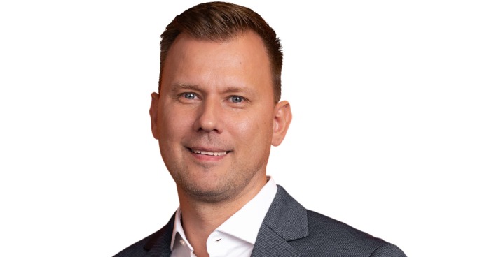 Ein Mann lächelt im Anzug
