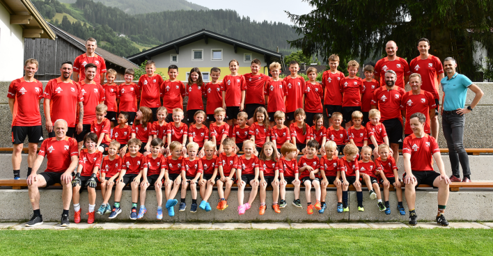 Nachwuchstalente trainieren in Niedernsill unter Anleitung von Bayern-Coaches.