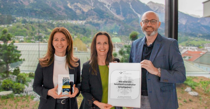 TIROLER-Vorstandsdirektorin Isolde Stieg, Jane Platter (Leiterin Personalmarketing &amp; Personalentwicklung) und Betriebsratsvorsitzender Thomas Klingenschmid freuen sich über die Arbeitgeber-Auszeichnungen.