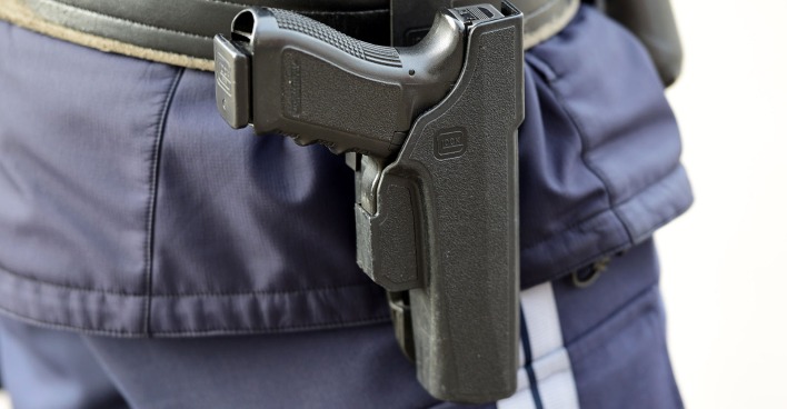 Dienstwaffe am Gürtel eines Polizisten