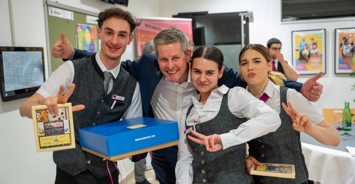 Arda Mustafa Tutumlu, Direktor Christoph Buchegger, Ruth-Liliane Dumitru, Daniela TejedaPupo (v.li.) als drittplatziertes Team.