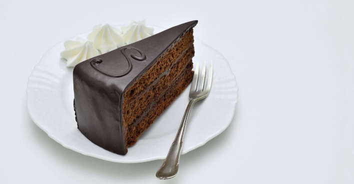 Ein Stück Sachertorte mit Schlag