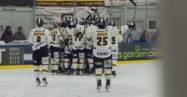 Die Zeller Eisbären feiern ihren historischen Einzug ins Finale der Alps Hockey League nach einem 3:0-Sieg im Halbfinale gegen die Wipptal Broncos.