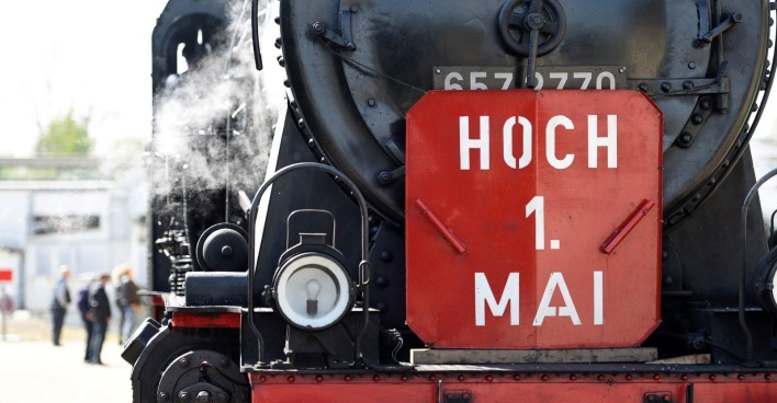 Dampflokomotive mit Schild "Hoch 1. Mai"