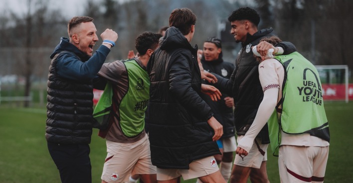 Coach Daniel Beichler jubelt mit seinen Jungs während des Viertelfinalspiels der UEFA Youth League zwischen FC Salzburg und Olympiakos Piräus.