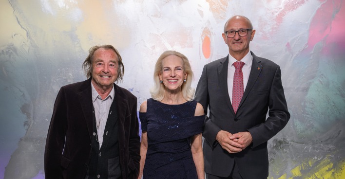 Künstler Hubert Scheibl mit Ingeborg Freudenthaler und Landeshauptmann Anton Mattle (v.li.).
