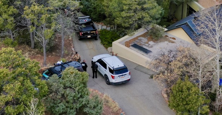 Luftaufnahme von Gene Hackmans Villa und Einsatzkräften.